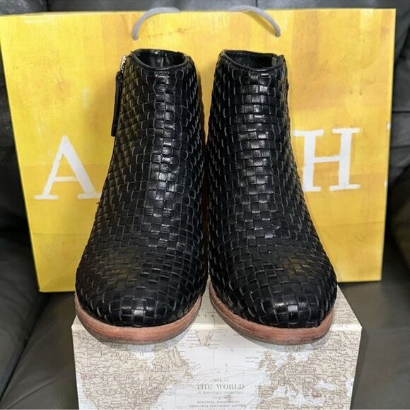 Anthro Kelsi Dagger 8.5 Black Criss Cross Leather Stack Block Heel Ankle Booties - Picture 2 of 10